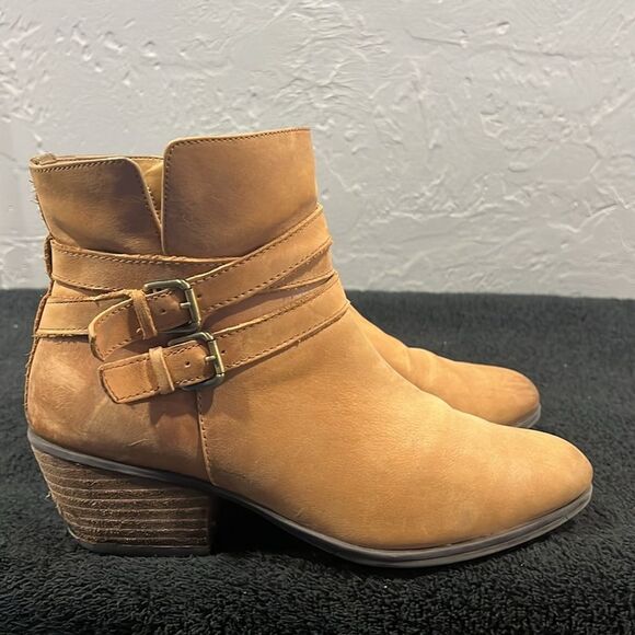 🔥 CLARKS Womens Tan Leather Double Buckle Side Zip Ankle Booties Sz 9.5M - Picture 2 of 16